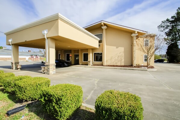 Front of property - Cypress Inn & Suites Washington by OYO (Chocowinity)