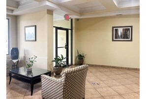Lobby sitting area - Motel 6 Chocowinity, NC- Washington (Chocowinity)