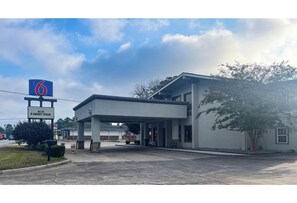 Front of property - Motel 6 Chocowinity, NC- Washington (Chocowinity)