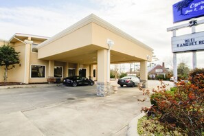 Property entrance - Cypress Inn & Suites Washington by OYO (Chocowinity)