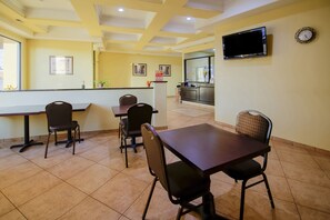 Breakfast area - Cypress Inn & Suites Washington by OYO (Chocowinity)