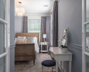 6 bedrooms, iron/ironing board, WiFi, bed sheets - Breakwater Estate… perfect for Large Group Getaways! (Mattituck)