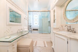 Badewanne, Haartrockner, Handtücher