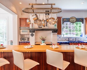 Fridge, microwave, oven, stovetop - Breakwater Estate… perfect for Large Group Getaways! (Mattituck)