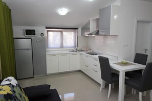 Kühlschrank, Mikrowelle, Herdplatte, Geschirrspüler