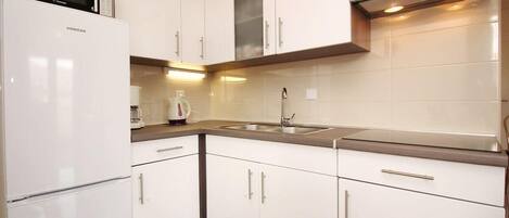 Geladeira, micro-ondas, mesas de jantar