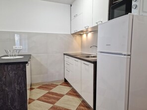 Réfrigérateur, micro-ondes, plaque de cuisson, lave-vaisselle