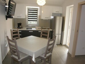 Køleskab, mikrobølgeovn, kogeplade, kaffe-/temaskine