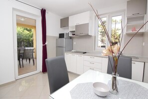 Refrigerador, microondas, placa de cocina, lavavajillas