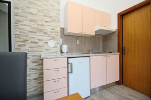 Refrigerador, placa de cocina, cafetera/tetera