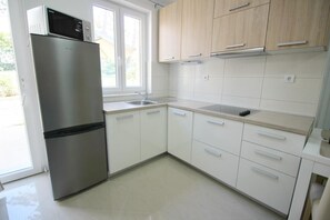 Refrigerador, microondas, placa de cocina, lavavajillas