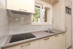 Fridge, microwave, dishwasher, coffee/tea maker