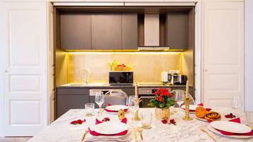 Apartamento superluxo | Cozinha privada | Geladeira grande, fogão, lava-louças, torradeira