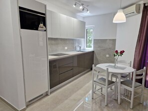 Refrigerador, microondas, lavavajillas, cafetera/tetera