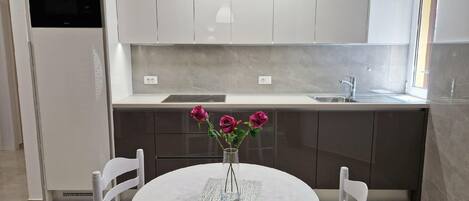 Een koelkast, een microgolfoven, een vaatwasser