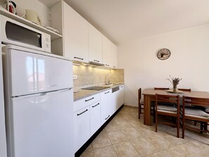 Køleskab, mikrobølgeovn, ovn, opvaskemaskine