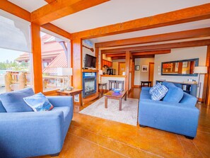 Fernseher, Kamin, DVD-Player