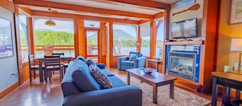 Safe Harbour | Downtown King Bed + Inlet View