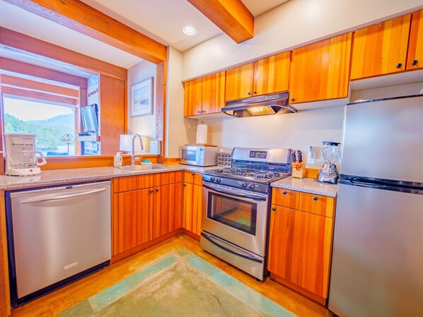 Fridge, microwave, oven, stovetop
