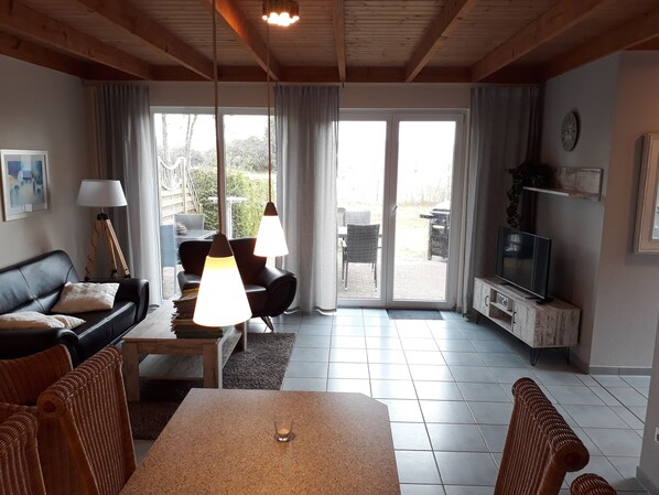 Huis | Woonruimte | Een 42-inch flatscreentelevisie met satellietzenders en een televisie