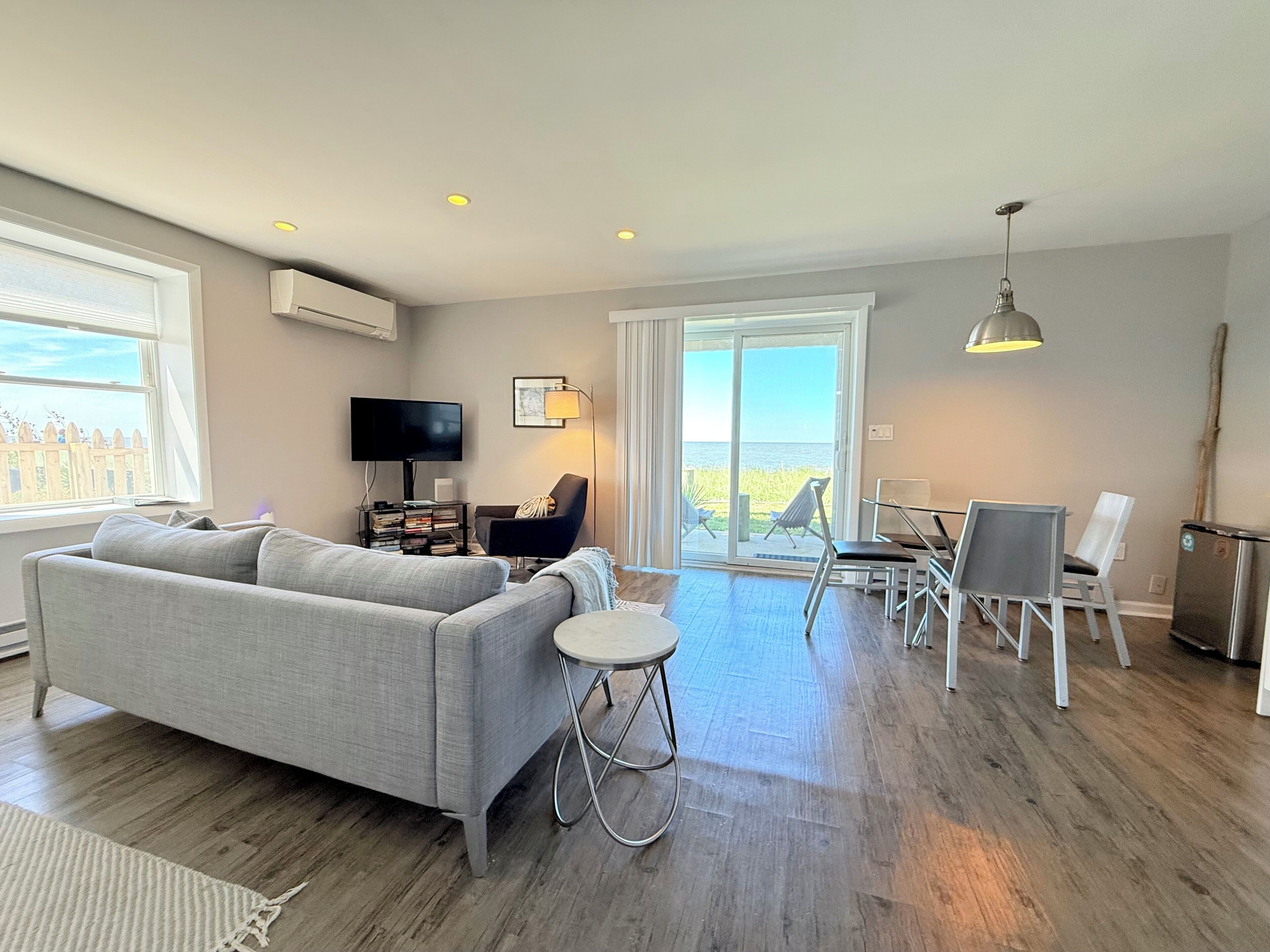 Télévision, lecteur de DVD, livres