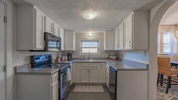 Jääkaappi, kahvin-/teenkeitin, keittoastiat/astiat/ruokailuvälineet