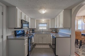 Jääkaappi, kahvin-/teenkeitin, keittoastiat/astiat/ruokailuvälineet