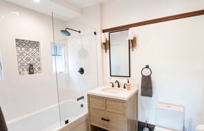 Ensemble baignoire-douche, serviettes fournies, savon, shampooing