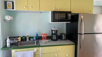 Køleskab, mikrobølgeovn, ovn, kogeplade