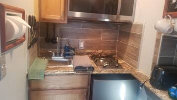 Réfrigérateur, micro-ondes, plaque de cuisson, cafetiÚre/bouilloire