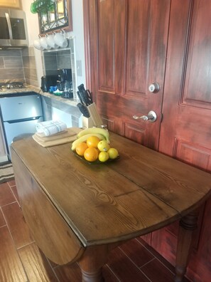 Réfrigérateur, micro-ondes, plaque de cuisson, cafetiÚre/bouilloire
