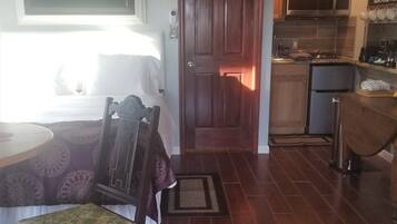 1 chambre, fer et planche Ă repasser, Wi-Fi gratuit, draps fournis