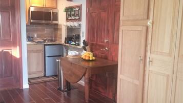 Réfrigérateur, micro-ondes, plaque de cuisson, cafetière/bouilloire