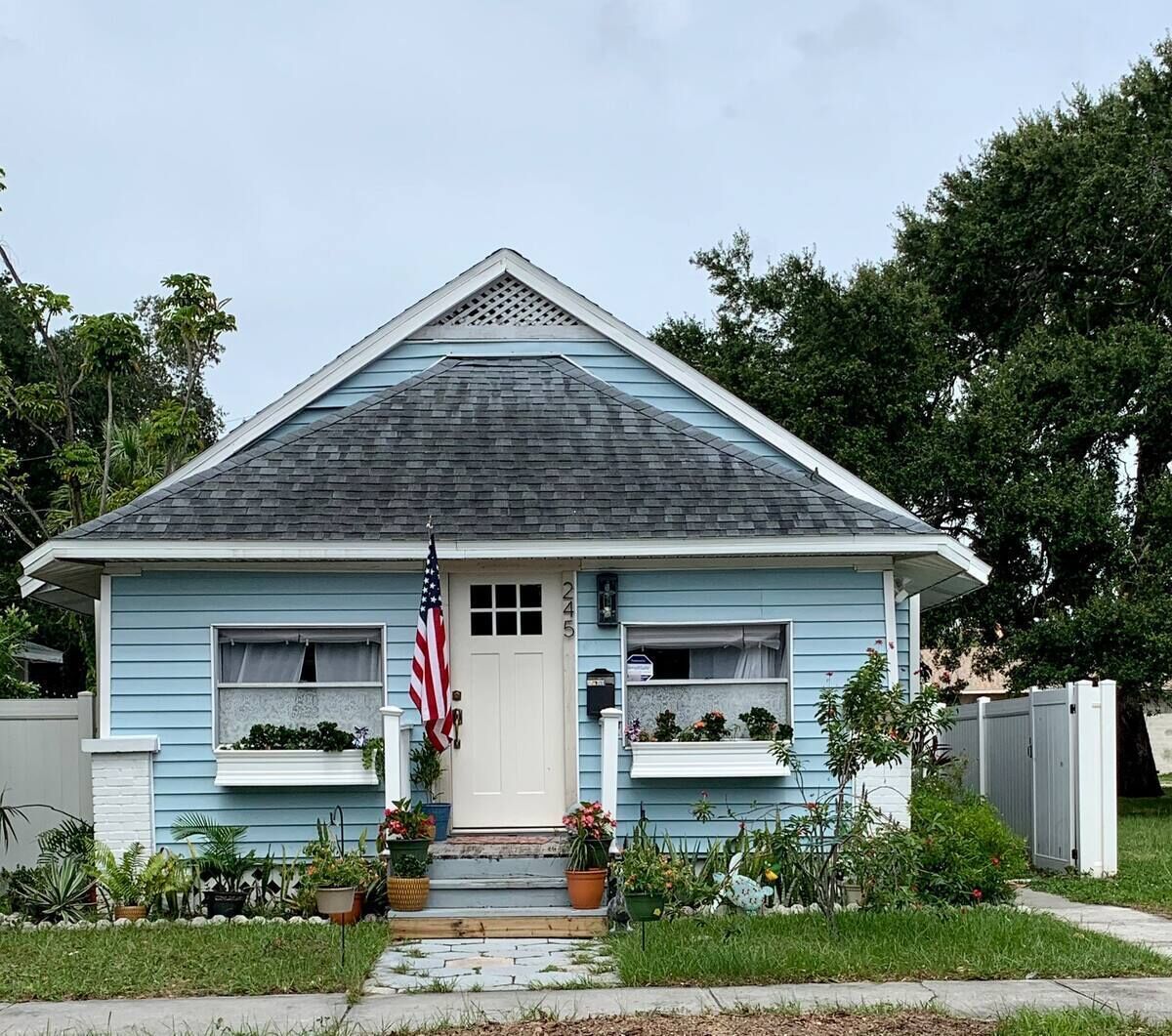 Cute Bungalow just steps from Downtown's Edge District