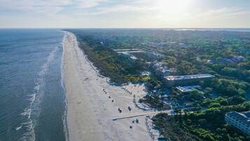 Accommodatie ligt op het strand, ligstoelen