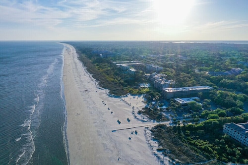 Balcony overlooks BEAUTIFUL OCEAN VIEW, just steps away from sand!