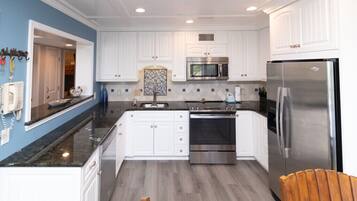 Frigorifero, microonde, forno, piano cottura