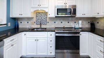 Een koelkast, een microgolfoven, een oven, een kookplaat