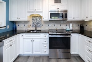 Geladeira, micro-ondas, fogão, cooktop