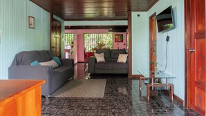 Smart TV, books - Ceibo Arenal Home (La Fortuna)