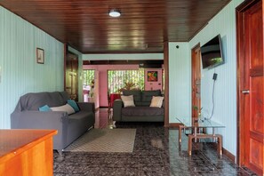 Smart TV, books - Ceibo Arenal Home (La Fortuna)