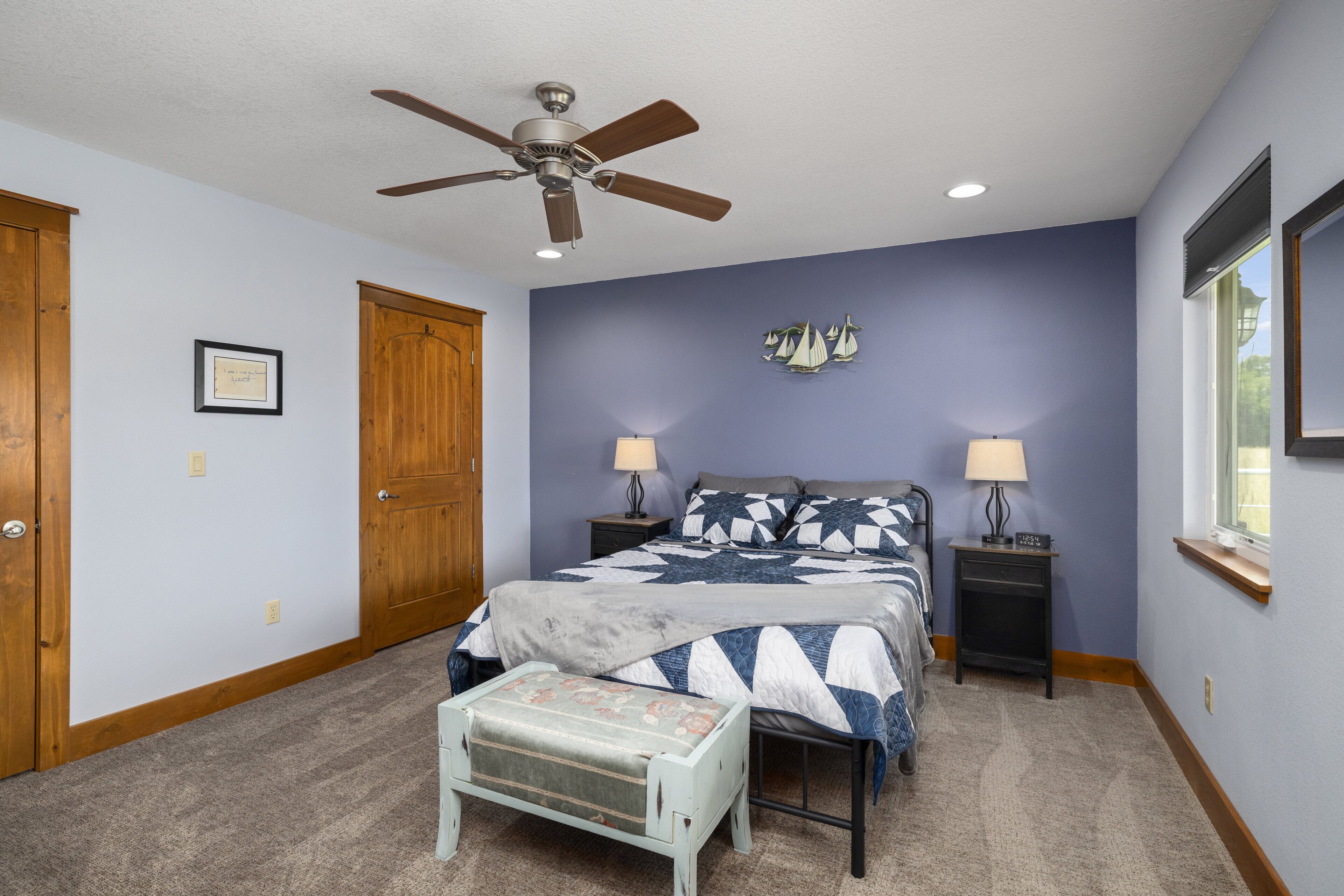 2 soverom, skrivebord, strykejern/-brett og wi-fi (inkludert)