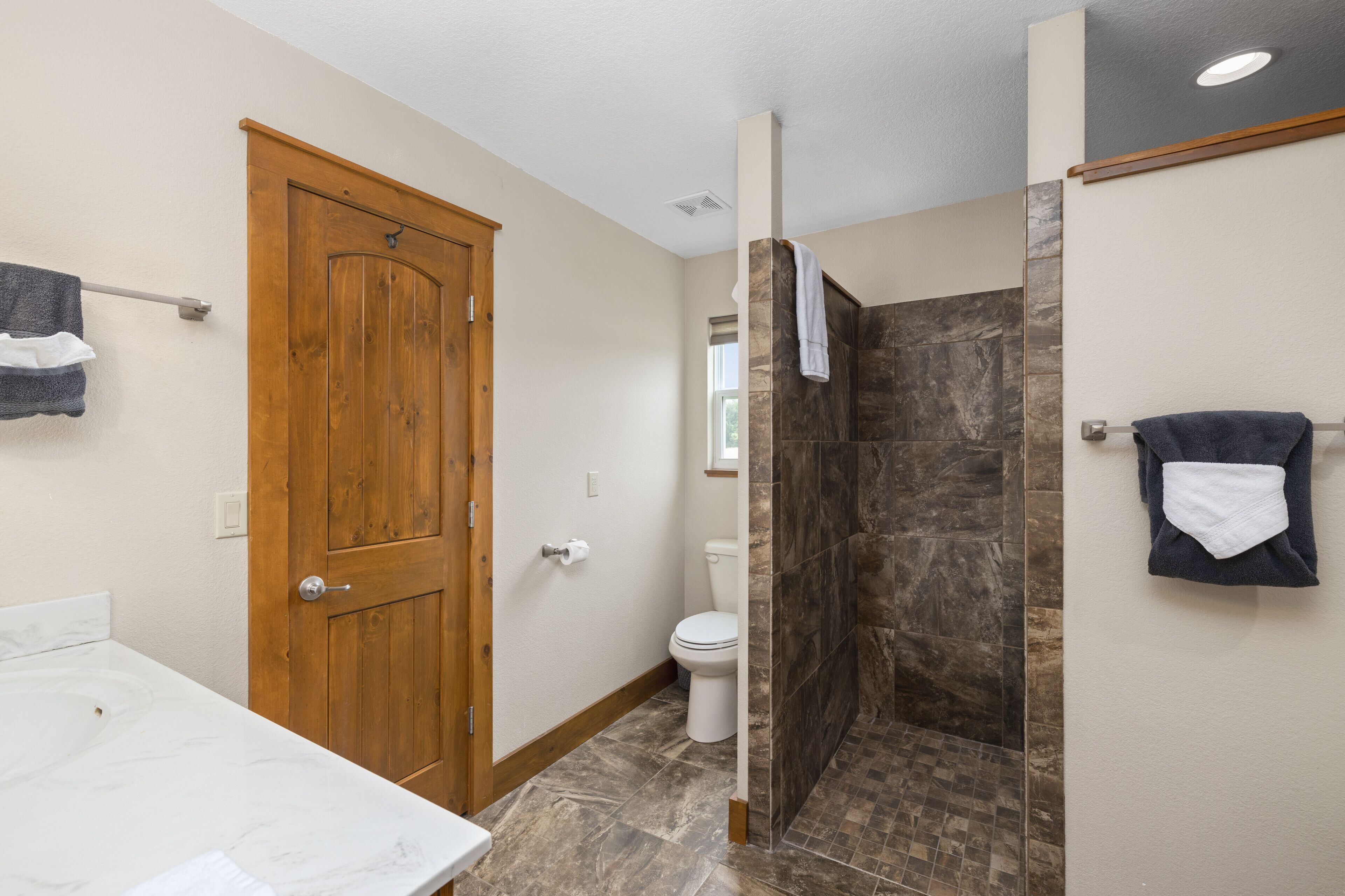 Shower, jetted bath, hair dryer, towels
