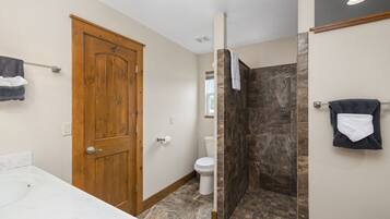 Shower, jetted bath, hair dryer, towels