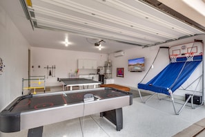 Games room - Tiki Oasis at Ladera 325, Private Swimming Spa, Hot tub, and Community Pool (Washington)