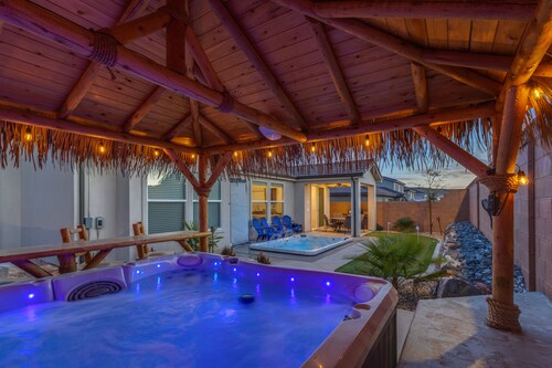 Tiki Oasis at Ladera 325, Private Swimming Spa, Hot tub, and Community Pool