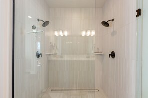 Combined shower/bathtub, hair dryer, towels - Paseos 1101, Private Hot Tub, Outdoor Games & Shared Pickleball Courts! (Washington)