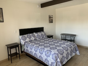 Basic Room | Free WiFi, bed sheets - Starlite Motel (Stanton)