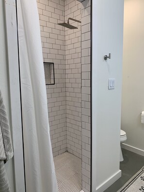 Douche, séchoir à cheveux, serviettes fournies, savon
