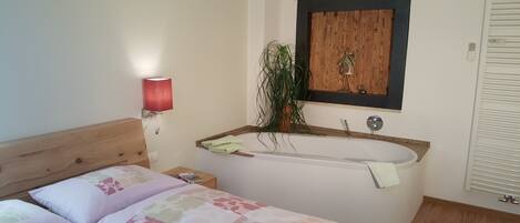 1 soveværelse, pengeskab på værelset, strygejern/strygebræt